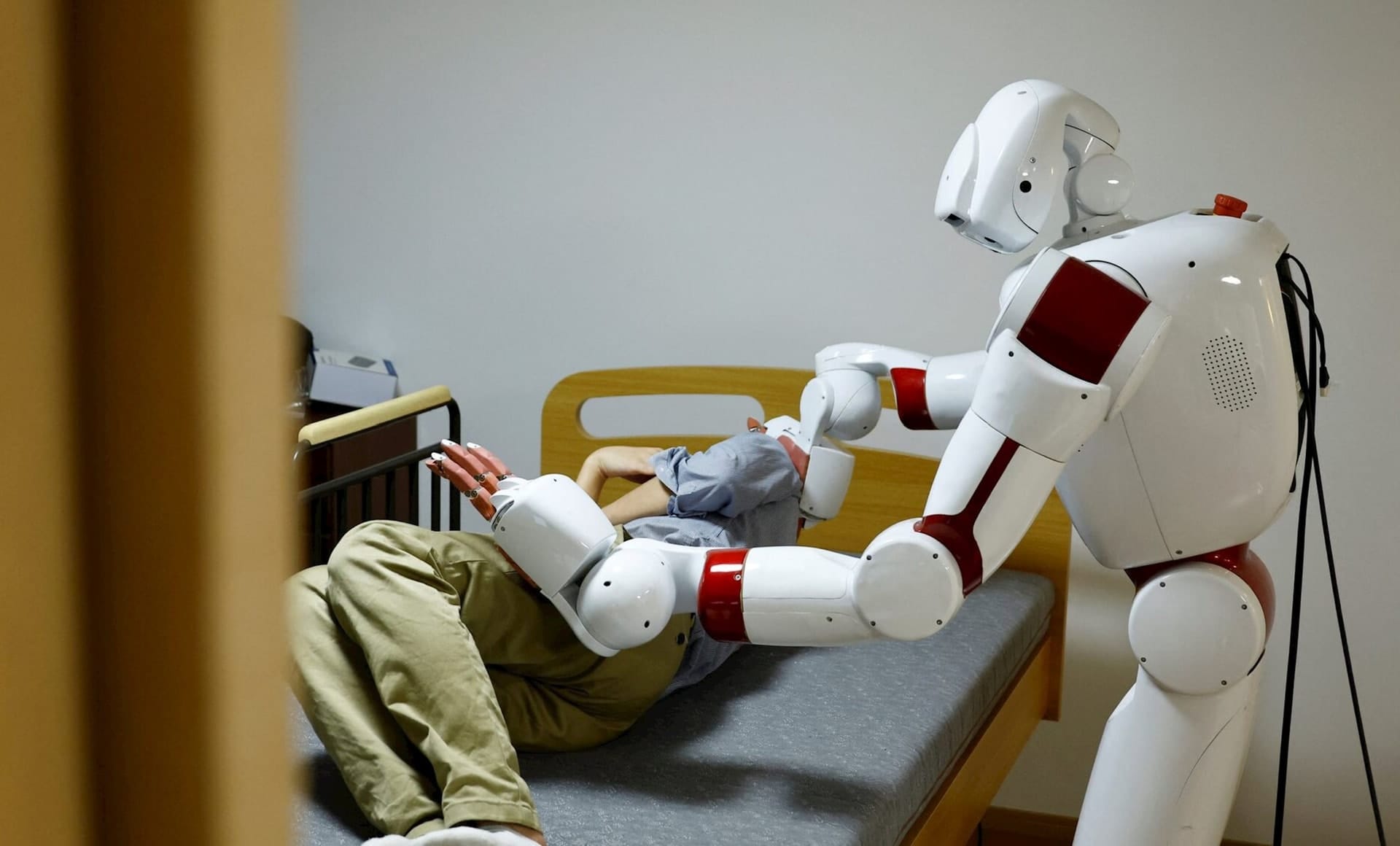 Vai trò của robot trong chăm sóc sức khỏe người cao tuổi - 1